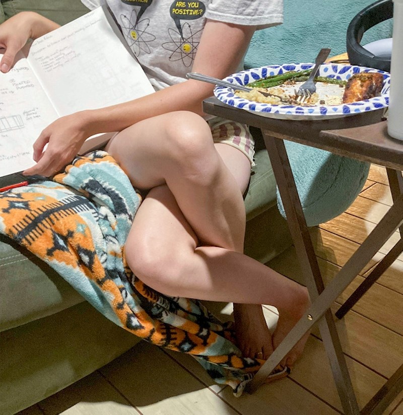 Moja žena ovako sjedi i tvrdi da joj je udobno