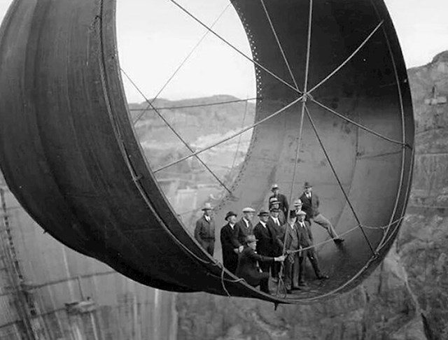 Ovo je jedna od cijevi od kojih se sastoji Hooverova brana
