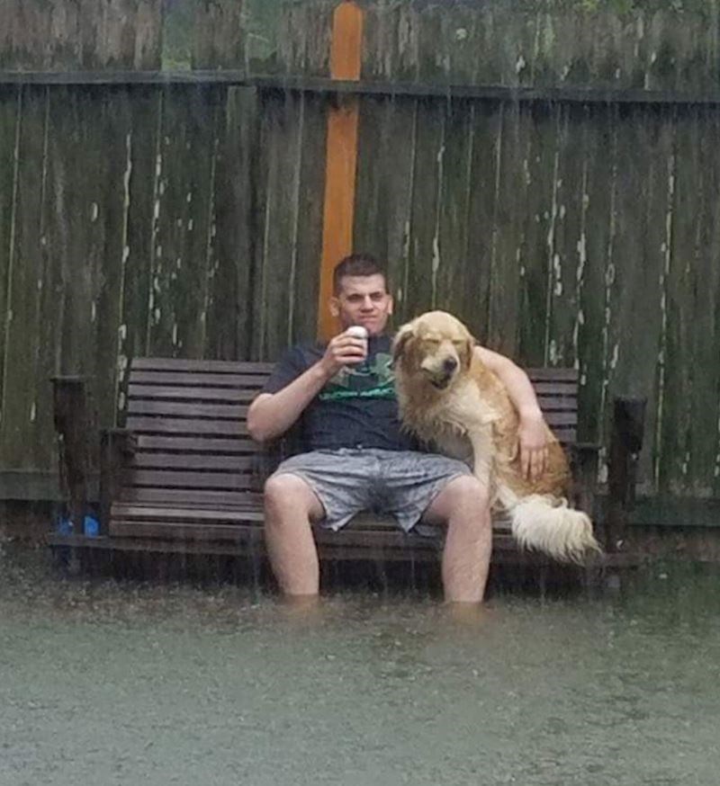 1. Dva najbolja prijatelja uživaju u kišnom danu