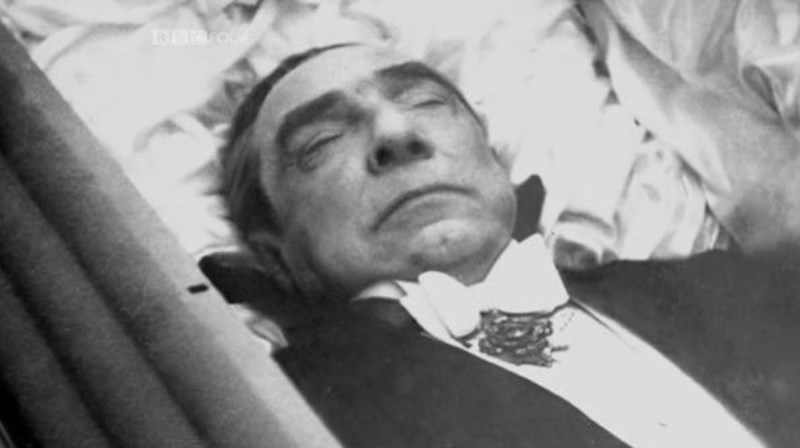 Glumac Bela Lugosi, koji je glumio grofa Drakulu u filmu iz 1931., tražio je da bude odjeven u vampirsku odjeću na vlastitom pogrebu s otvorenim kovčegom 1956.