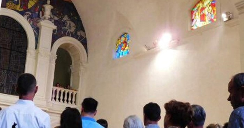 Tip je postao hit u regiji zbog košulje u kojoj je došao na misu. Svi su gledali samo u jedan detalj