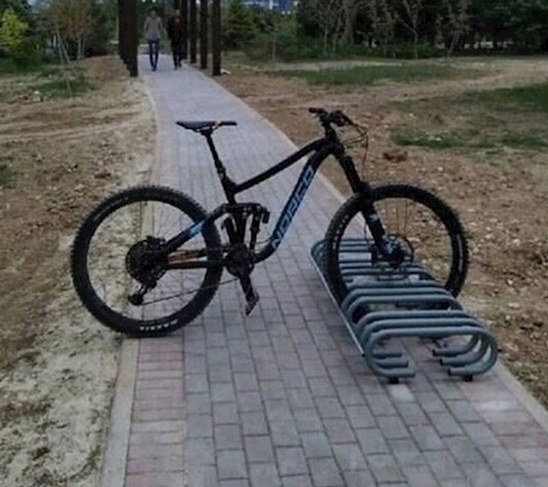 Ovaj bicikl je zapravo duh i svi mogu proći kroz njega.