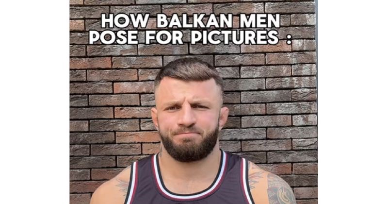 Video prikazuje kako različiti uzrasti balkanskih muškaraca poziraju za slike, totalno je pogođen