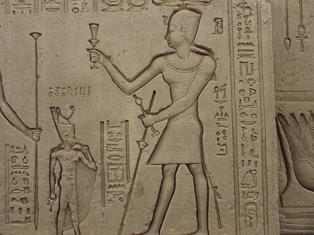 U starom Egiptu, tijela preminulih lijepih i visoko rangiranih žena ostavljena su da se raspadaju nekoliko dana prije balzamiranja kako bi se spriječila nekrofilija od strane balzamera.