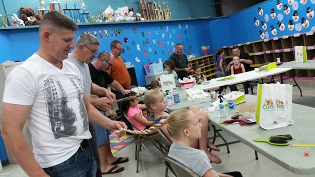Samohrani otac organizirao je radionicu na kojoj drugi samohrani očevi uče kako napraviti frizuru njihovim curicama