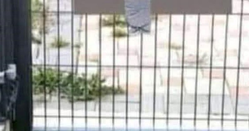 Tip je stavio obavijest za goste na ogradu, svi se smiju na ono što im je poručio