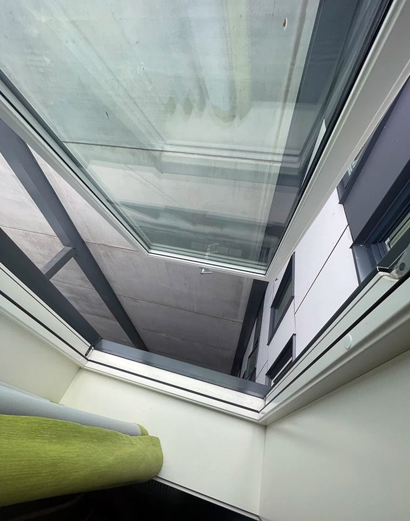 Prozor mog hotela na 8. katu ima prozor koji se otvara s donje strane i može se otvoriti taman toliko da padnete kroz okvir