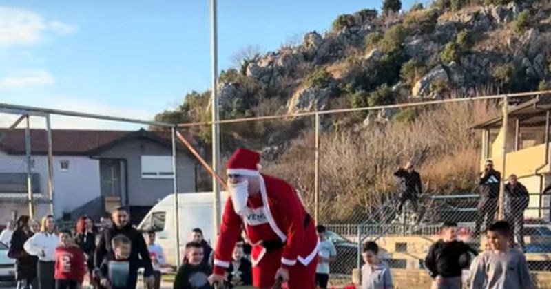 Djed Mraz iz BIH munjevito je postao hit u regiji, sve zahvaljujući urnebesnom prijevoznom sredstvu