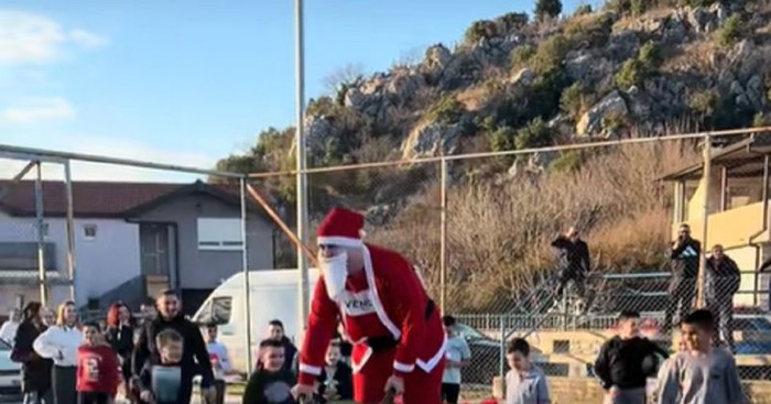 Djed Mraz iz BIH munjevito je postao hit u regiji, sve zahvaljujući urnebesnom prijevoznom sredstvu