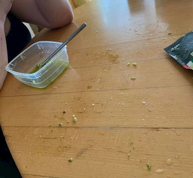 Zašto je dobro da parovi žive zajedno prije nego stupe u brak... Npr. ako sam ja preživio činjenicu da moja cura ovako jede, spreman sam za sve što zajednički život nosi!
