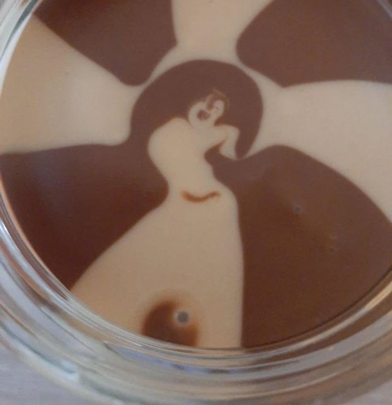 Čokoladni napitak ima na površini oblik koji izgleda kao neka vrsta nasmiješenog duha iz crtića