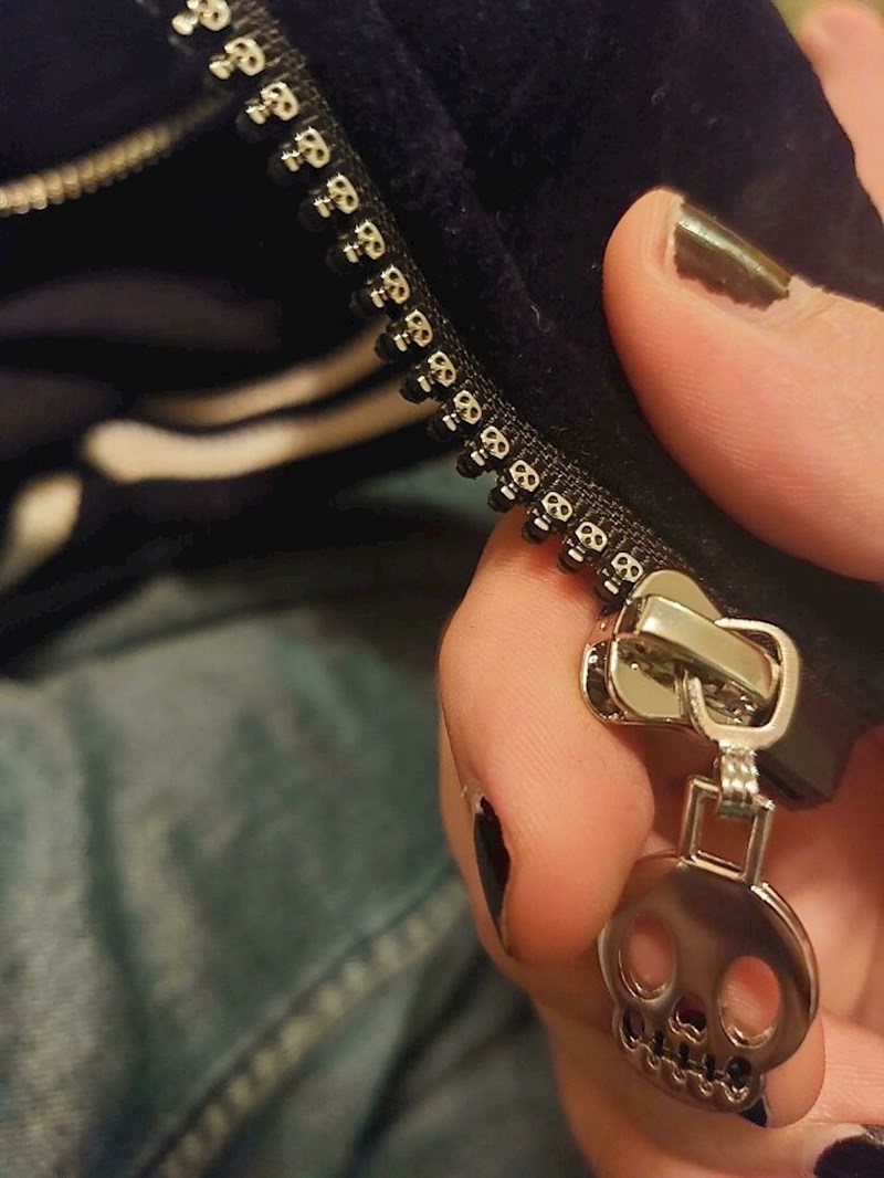 Patentni zatvarač na ovoj jaketi ima motiv lubanja na sebi