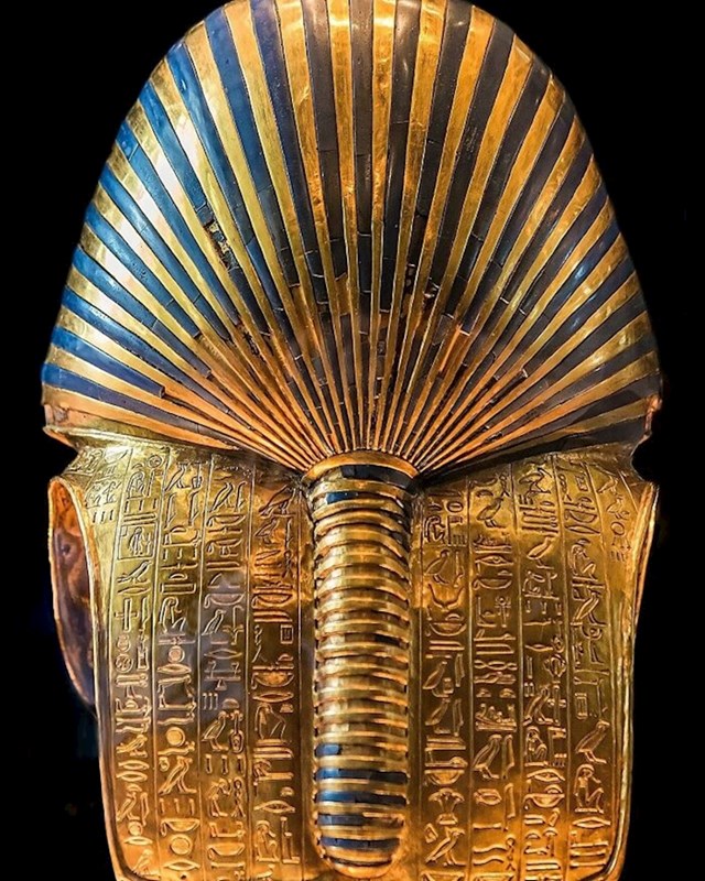 Stražnja strana zlatne maske Tutankamona