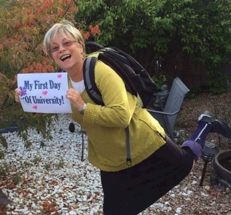 Mama je cijeli život žalila što nije imala priliku ići na fakultet. Evo je u 65. godini, prvi dan predavanja