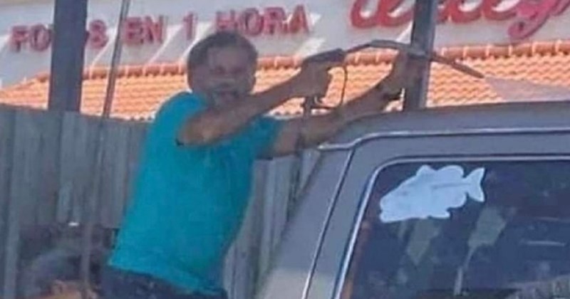 Tip je postao viralan zbog komične scene u autopraonici, morate vidjeti tko mu pomaže oprati krov