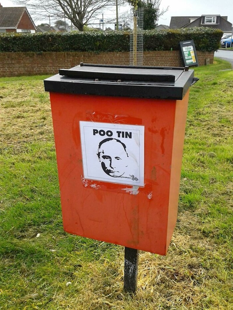 7. Kanta za pseći izmet sa zanimljivom naljepnicom