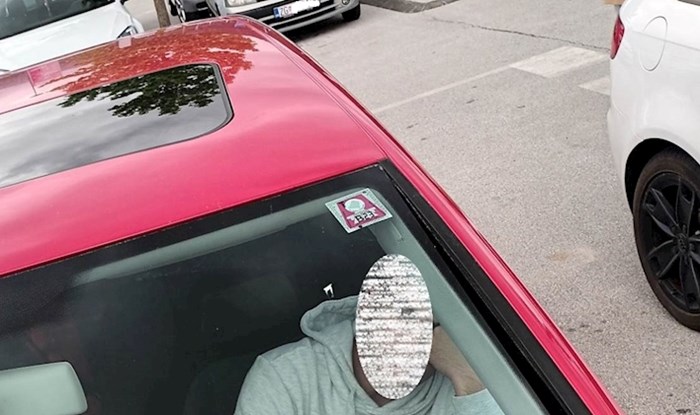 Tip je drijemao na parkingu u Zagrebu, odmah je postao hit radi poruke koju je ostavio na volanu