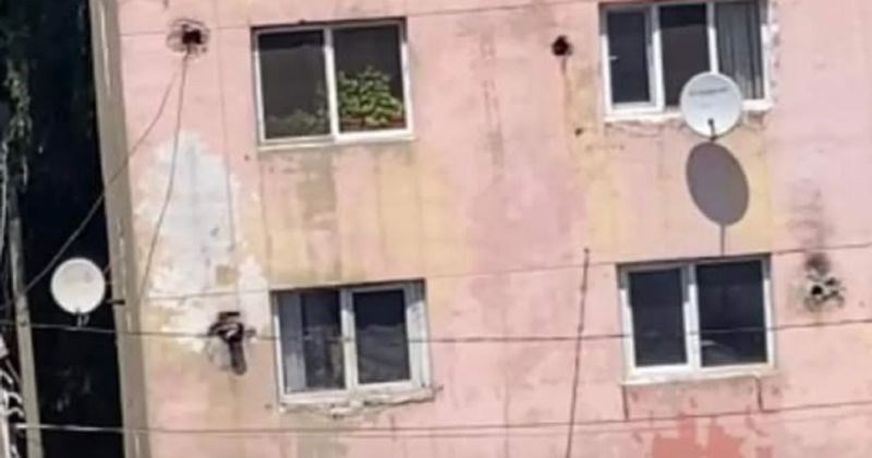 Tip je odlučio sam obojiti svoj dio fasade na zgradi, ovaj prizor teško je gledati