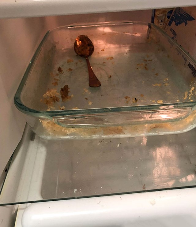 Podigla sam foliju da vidim što je u zdjeli, kad ono- ona prazna i takva ostavljena u hladnjaku...