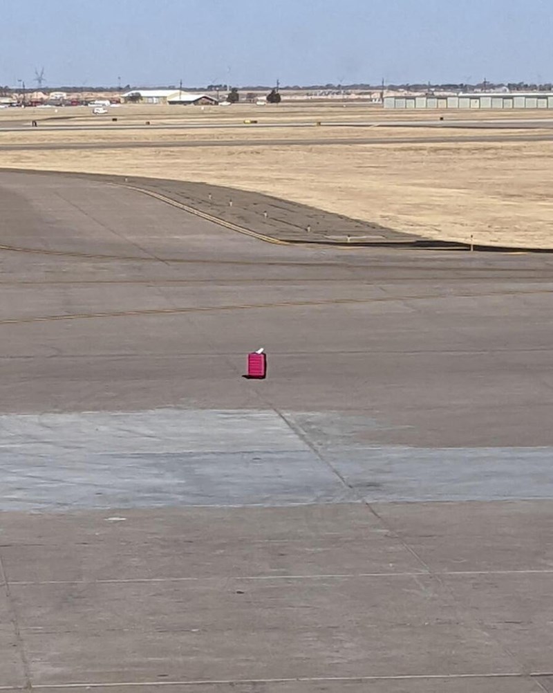 Priča o usamljenom koferu i nečijem uništenom putovanju