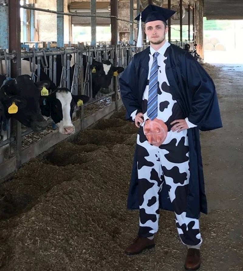 12. Upravo je završio veterinu. Ovo je njegov photosession povodom toga