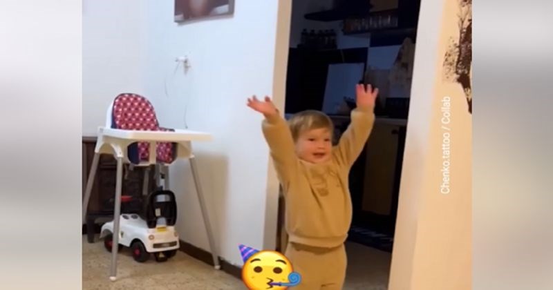 Klinac je šutirao loptu i htio je proslaviti gol podizanjem palčeva, preslatka snimka je teški hit