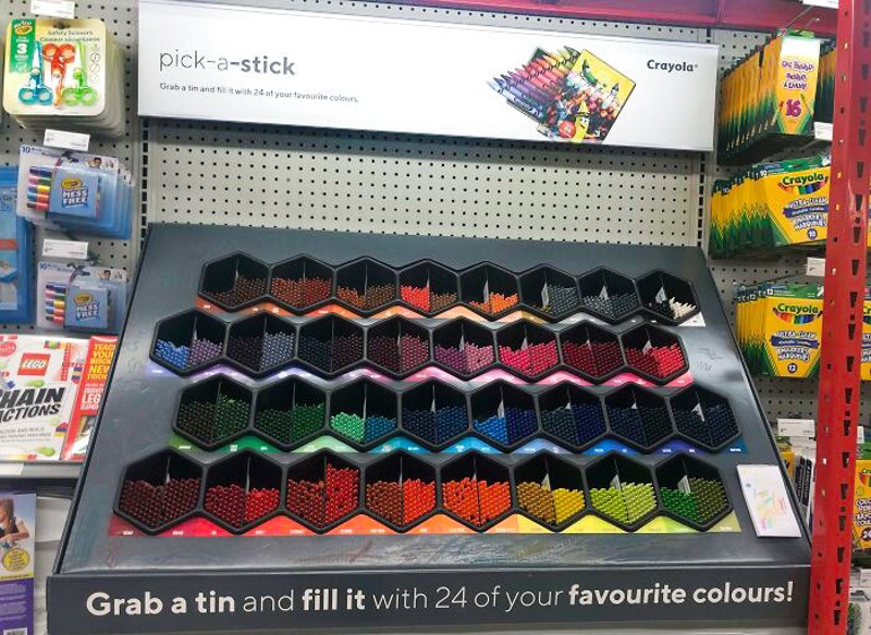 U ovoj trgovini uredskog materijala Crayola ima opciju da odaberete svoju vlastitu kombinaciju boja u pakiranju