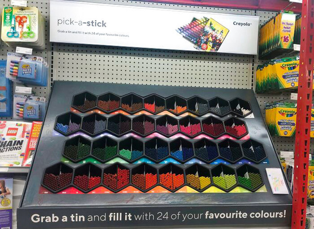 U ovoj trgovini uredskog materijala Crayola ima opciju da odaberete svoju vlastitu kombinaciju boja u pakiranju