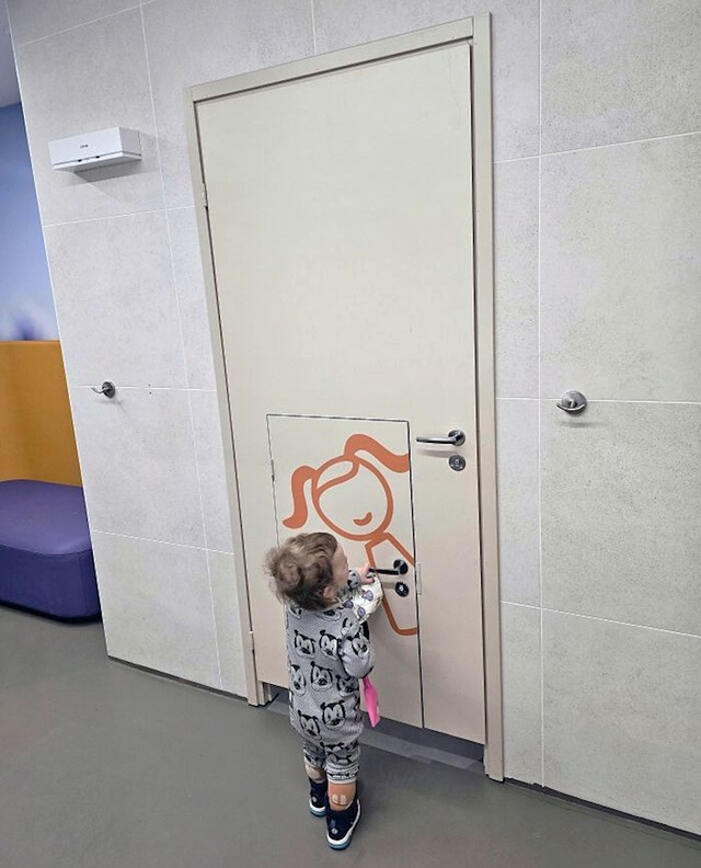Ovaj WC ima zasebna vrata za djecu