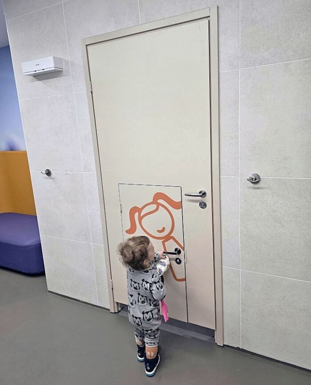 Ovaj WC ima zasebna vrata za djecu
