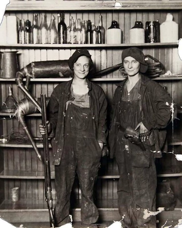 Dvije sestre, Florence i Susie Friermuth uhićene zbog proizvodnje alkohola tijekom prohibicije, 1921.