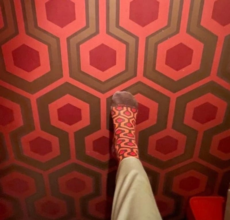 Hotelski tepih i moje čarape