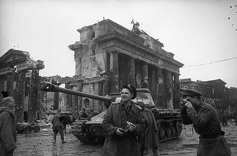 Ruski fotograf Yevgeny Khaldei (u sredini) u Berlinu sa sovjetskim snagama, u blizini Brandenburških vrata u svibnju 1945.