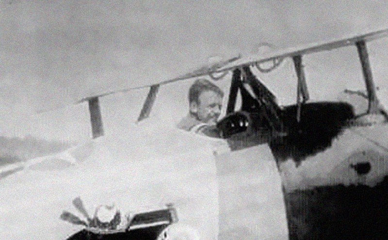 Quentin Roosevelt, sin predsjednika Theodorea Roosevelta, bio je pilot koji je poginuo u borbi u Prvom svjetskom ratu. Njemačka je u propagandne svrhe napravila razglednicu s poginulim pilotom i njegovim avionom. Međutim, Nijemci su na to reagirali suprotno od očekivanog jer ih je dojmilo da je predsjednikov sin umro u aktivnoj službi.