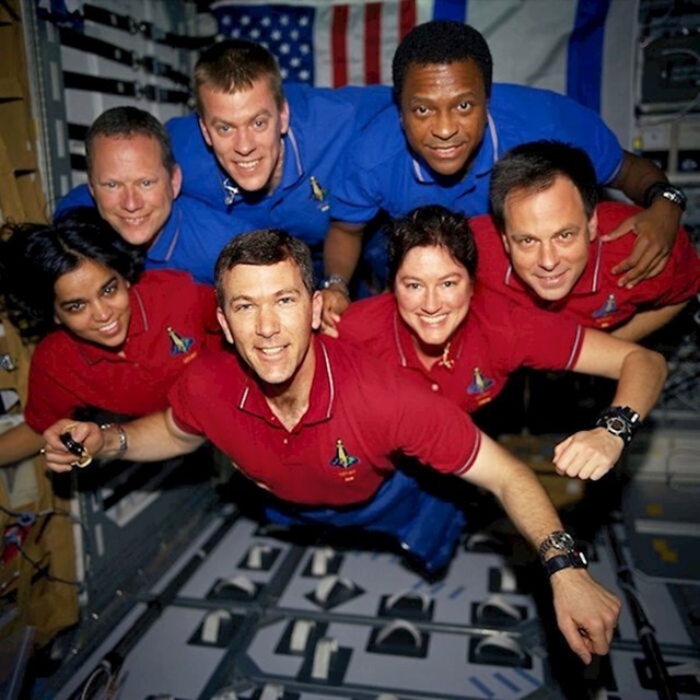 Astronauti poziraju u svemiru