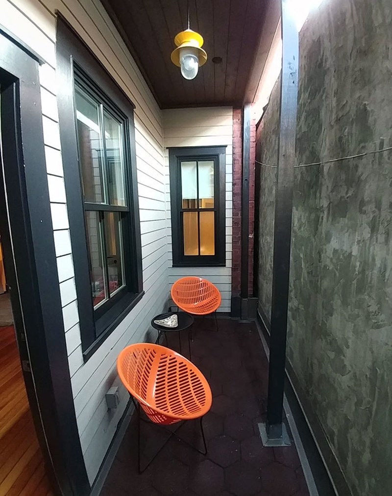 Rekli su da hotel ima "privatni balkon". Da, s pogledom na zid susjedne zgrade