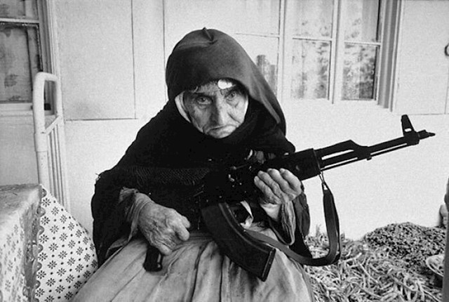 106-godišnja Armenska žena pokazuje da je više nego sposobna braniti svoj dom, 1990.