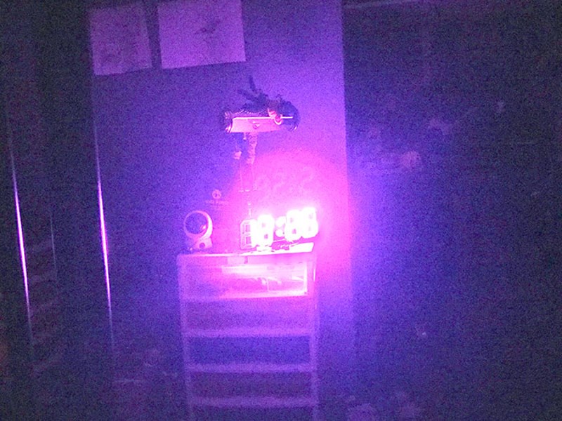 Moja budilica voli nasumično mijenjati svjetlinu kako bi, nagađam, odgovarala površini sunca. Ova stvar je nerazumno svijetla