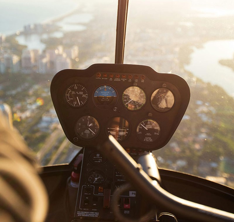 Momak iz mog grada kupio je helikopter. Posvađao se sa susjedom pa je odlučio nazvati svog pilota u 4 ujutro i lebdjeti iznad susjedove kuće cijelu noć kako bi ga živcirao.