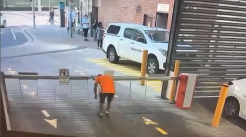 Tip se provlačio ispod rampe, nadzorne kamere snimile su komičan rezultat tog pokušaja. Hit je!