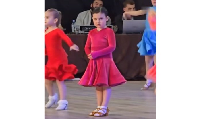 Curica je usred nastupa prestala plesati jer je ogladnjela, njezin potez nasmijao je tisuće