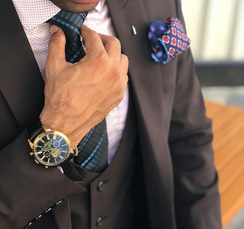 Upoznao sam direktora kompanije za koju radim i pohvalio sam njegov sat. Odmah ga je skinuo s ruke i dao mi da ga nosim taj dan. Nakon kratkog istraživanja, saznao sam da je sat marke Patek Phillipe i da košta 1,75 milijuna. Više nego sva imovina moje obitelji kroz posljednje 4 generacije