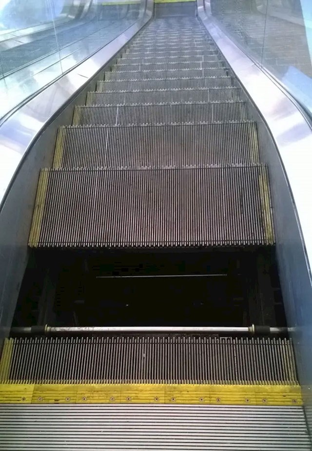 1. Ako osjećate nelagodu na pokretnim stepenicama, možda bolje da preskočite ovu fotku