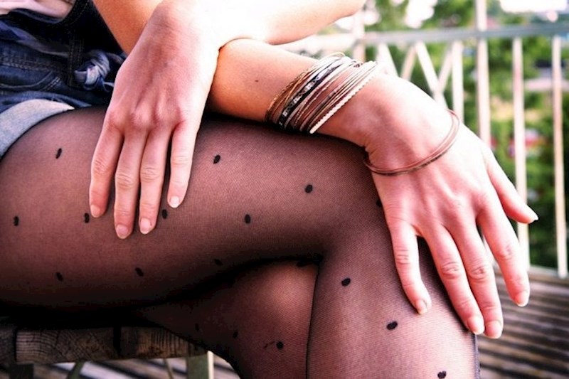 Ako su vam najlonke oštećene na nekom mjestu, zaustavite širenje rupe bezbojnim lakom za nokte ili lakom za kosu!