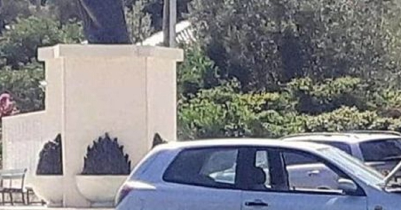 Slika iz Dalmacije šera se mrežama brzinom munje, morate vidjeti što radi tip u moru