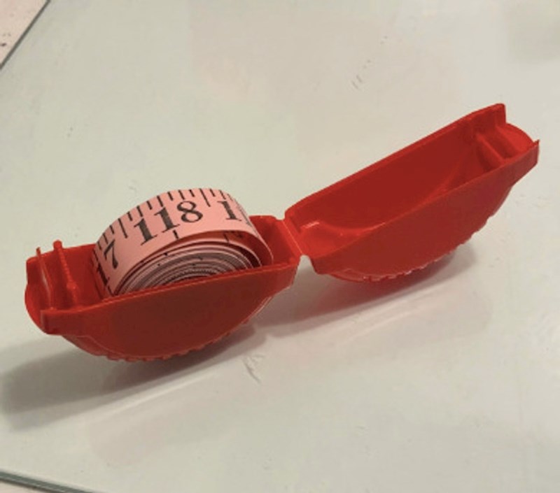 Mama je iskoristila kutijicu od žvakaćih za krojački metar