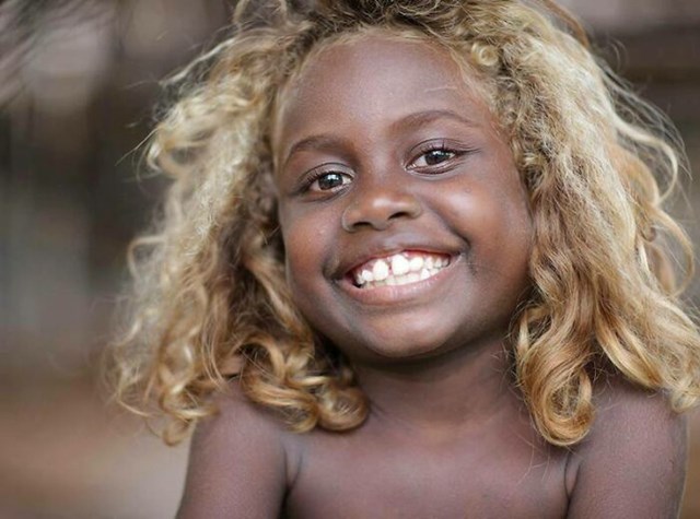 Ljudi koji žive na Solomonskim otocima sjeveroistočno od Australije nazivaju se Melanežani poznati su po svojoj lijepoj tamnoj koži i prirodno plavoj kosi