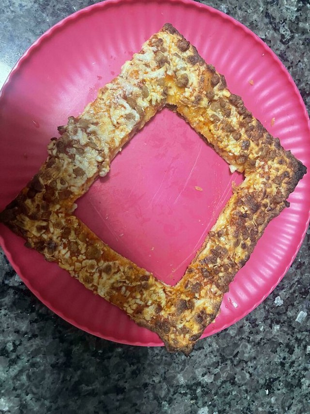 Pizza s rupom u sredini