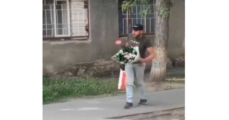 Tip snimljen s buketom cvijeća postao je hit na mrežama, ali ne zbog romantike! Morate vidjeti