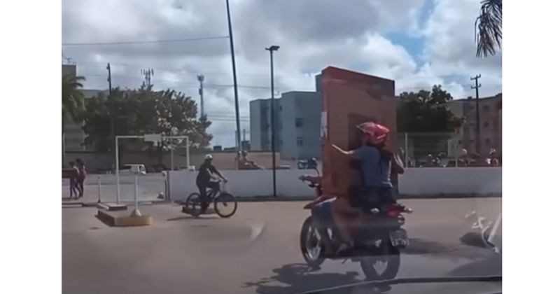 Htjeli su uštedjeti na dostavi, pa su odlučili sami prenijeti TV. Morate vidjeti kako je završilo